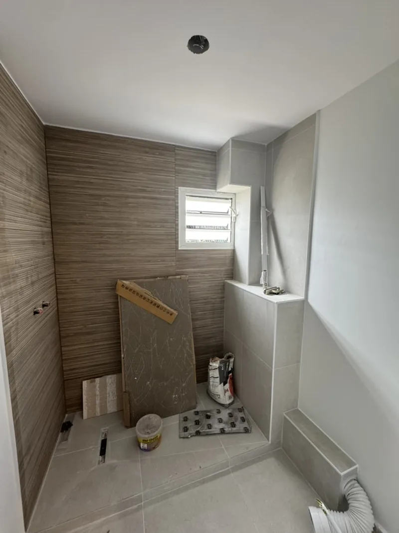 Pose du carrelage mural en cours de chantier