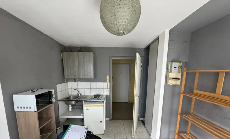 Autre opération du partenariat : le studio avant travaux, kitchenette et distribution d'origine