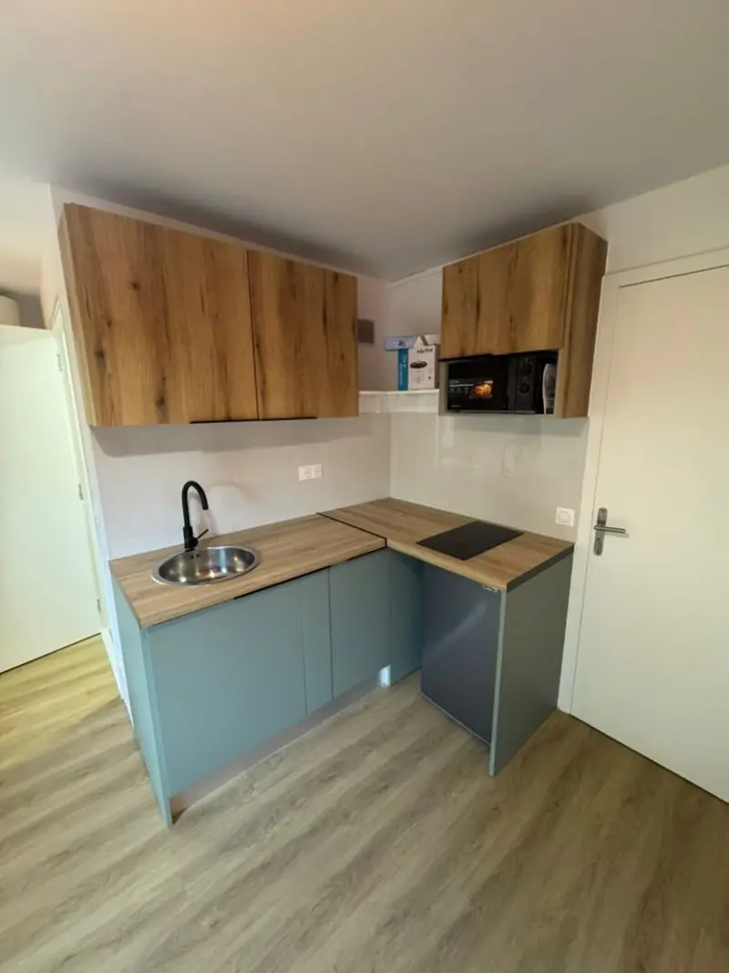 Kitchenette et sol neufs, logement prêt pour la mise en location