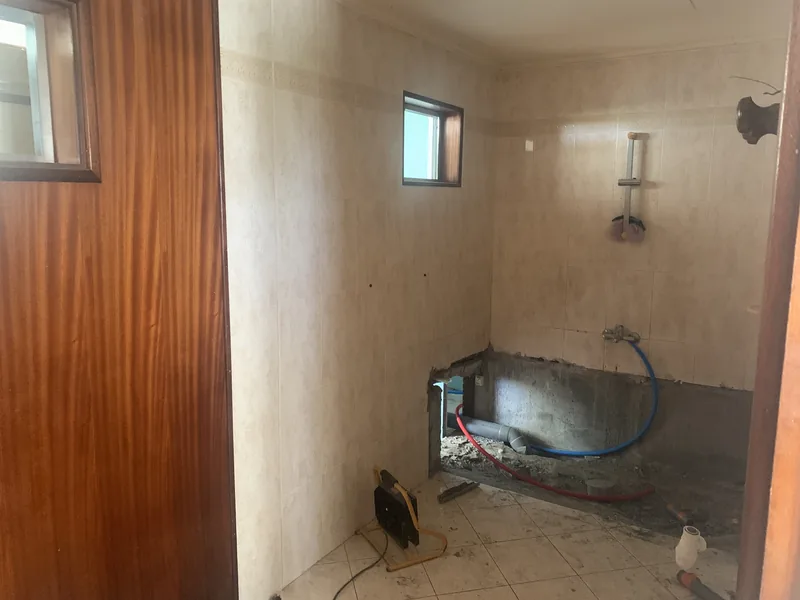 Salle d'eau déposée : réseaux mis à nu avant reprise