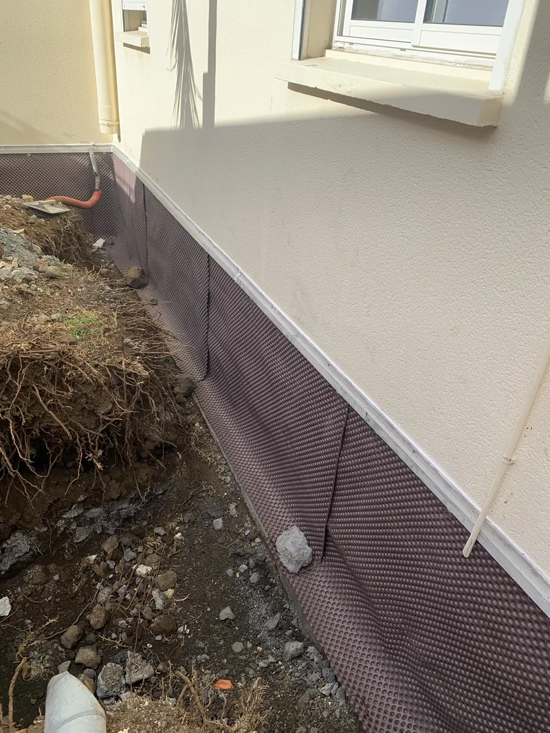 Membrane d'étanchéité posée sur les soubassements