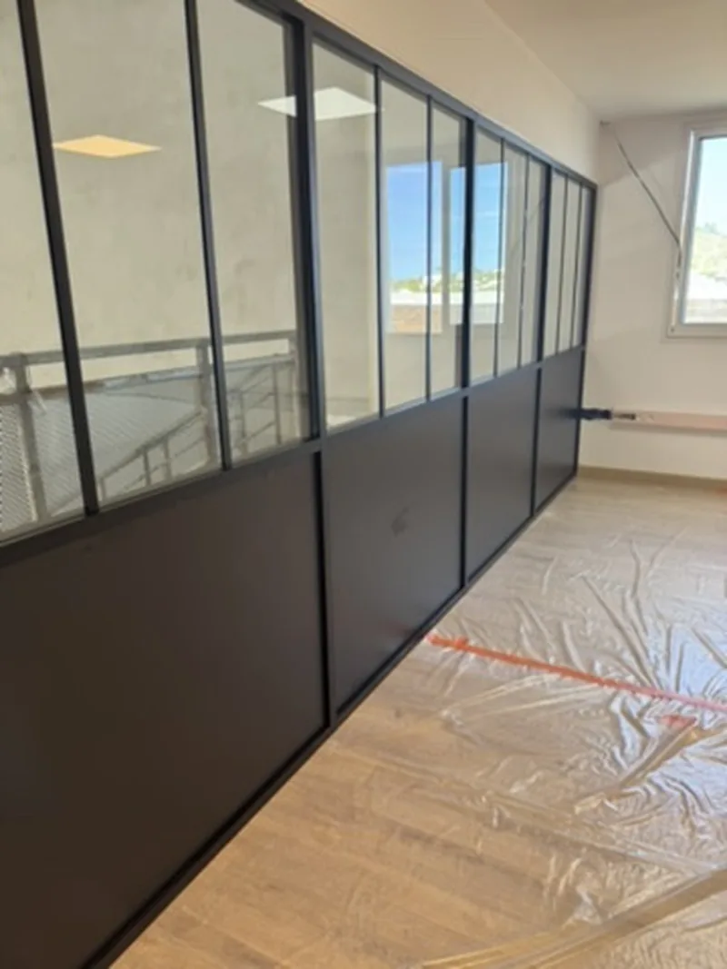 Cloison vitrée des bureaux livrée sur le plateau R+1
