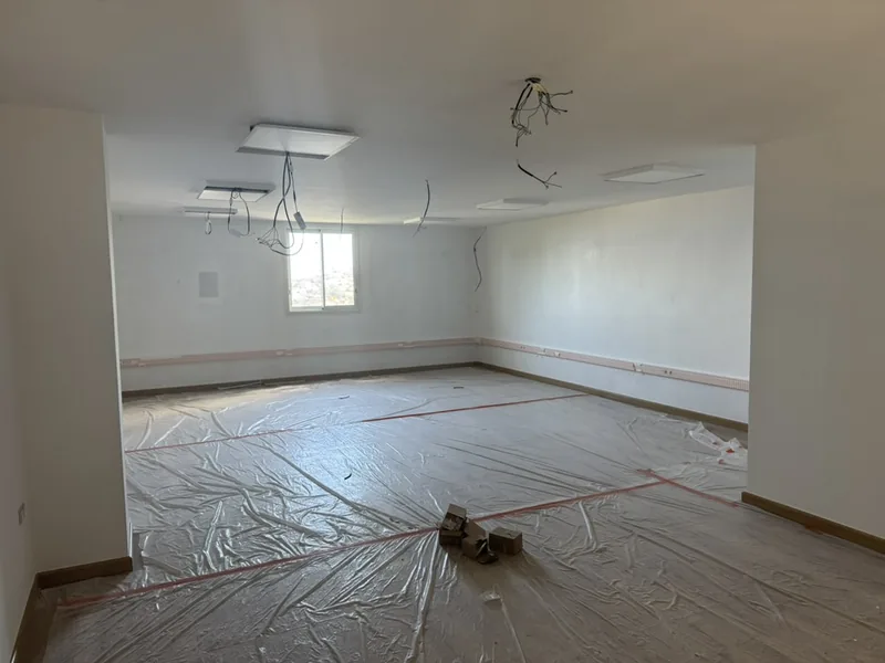 Sol posé et protégé pour la suite des travaux de peinture et de pose des luminaires
