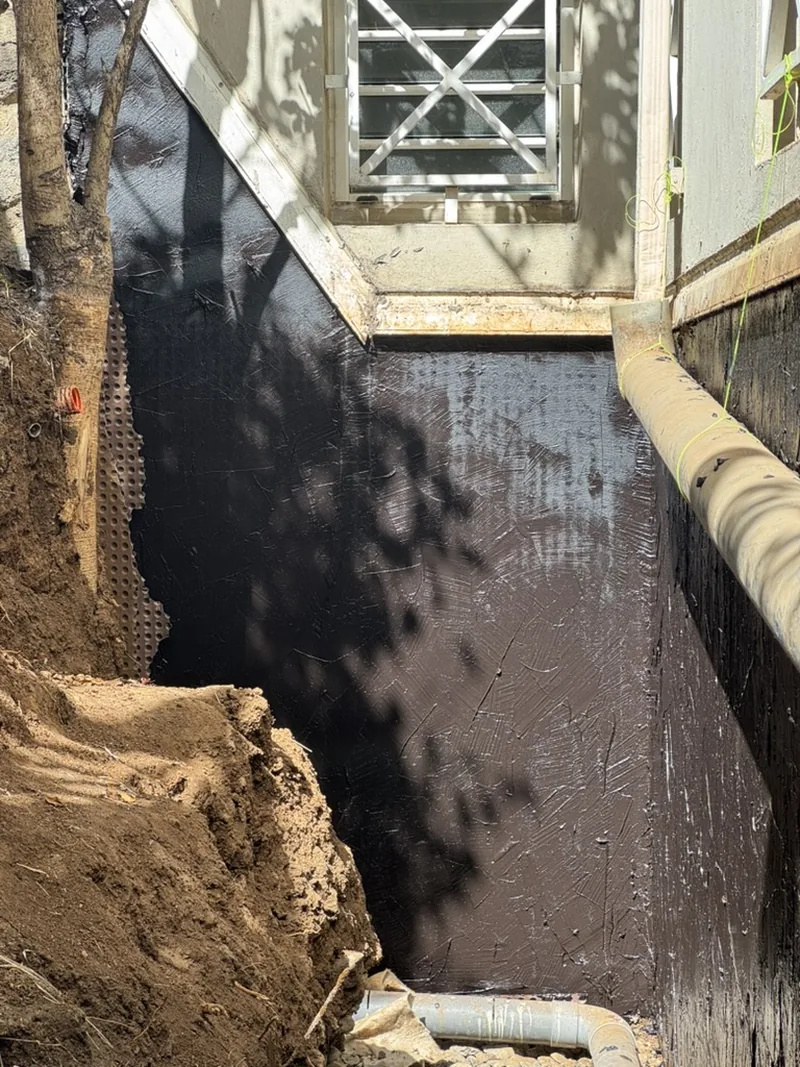 Membrane d'étanchéité appliquée sur le mur enterré