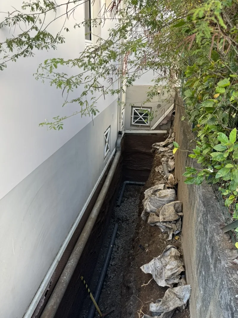 Fouille ouverte au pied du bâtiment pour accéder au soubassement