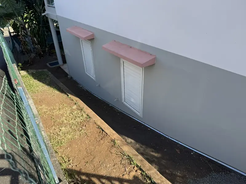 Vue d'ensemble du pignon après reprise d'étanchéité et remise en état des abords