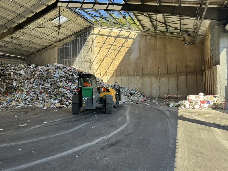Chargeuse en activité dans la fosse de réception : le site est resté en exploitation pendant les travaux