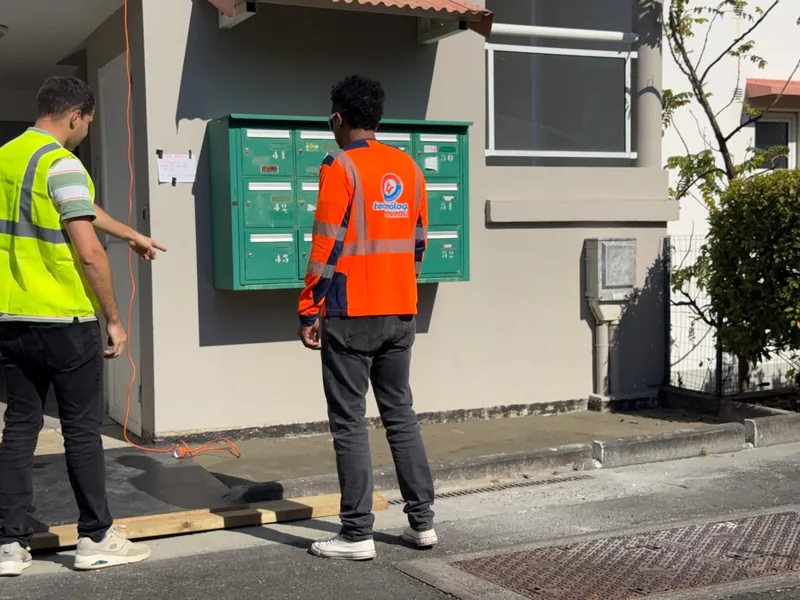 Point de chantier avec l'entreprise sur une intervention de réseaux en pied d'immeuble