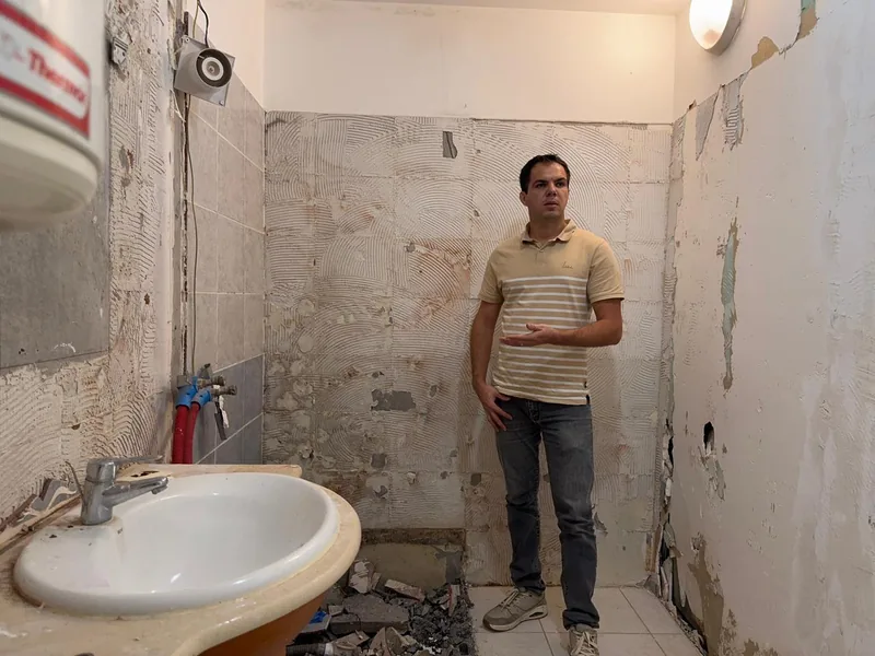 Stéphane Hoarau en visite de chantier, dans une salle d'eau en cours de dépose